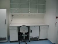 Labortischanlage mit Hängeschränken  Reinraum Loemat